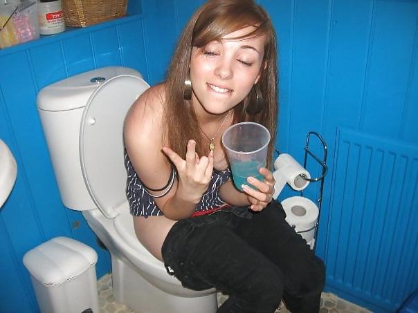 25P Facebook teens on toilet
