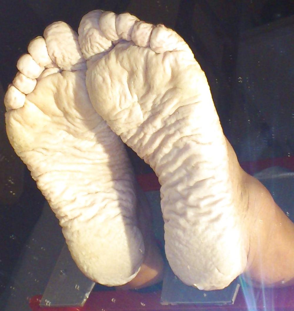 25P Bianca's wet feet