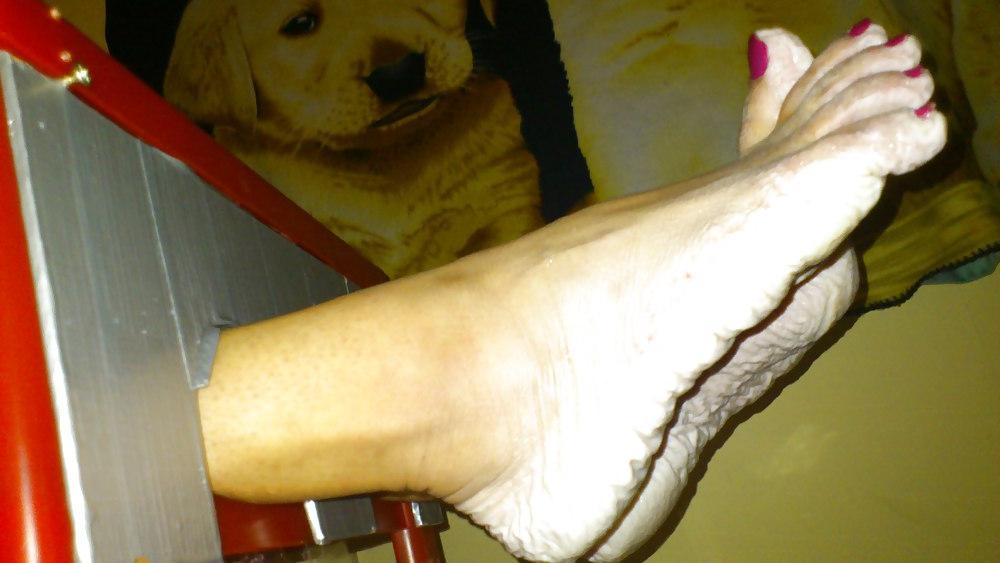 25P Bianca's wet feet