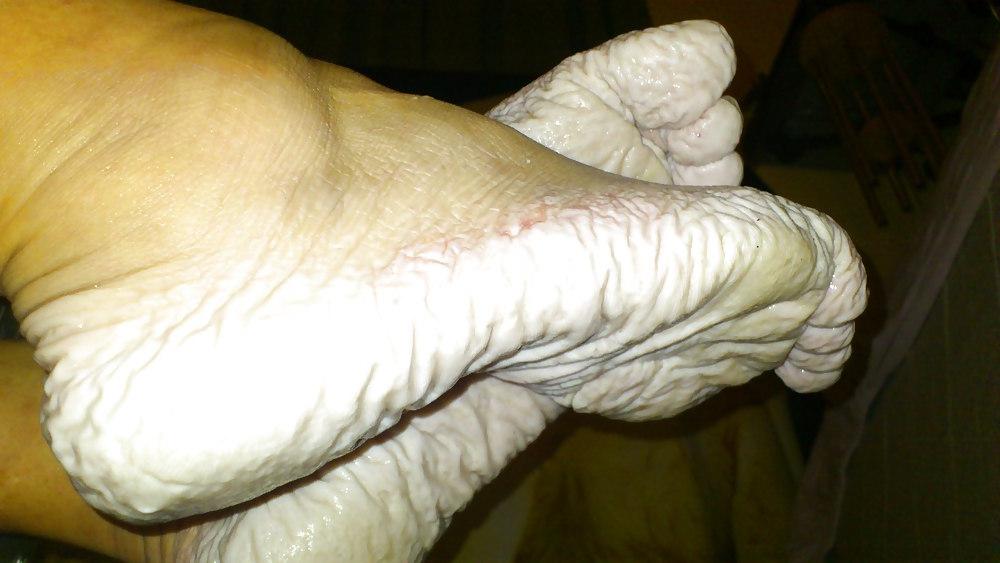 25P Bianca's wet feet