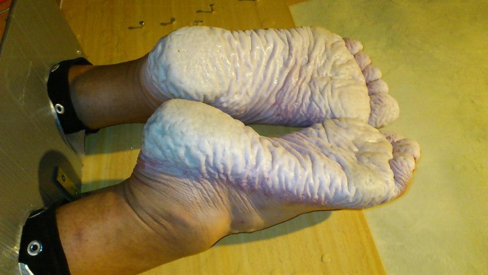 25P Bianca's wet feet