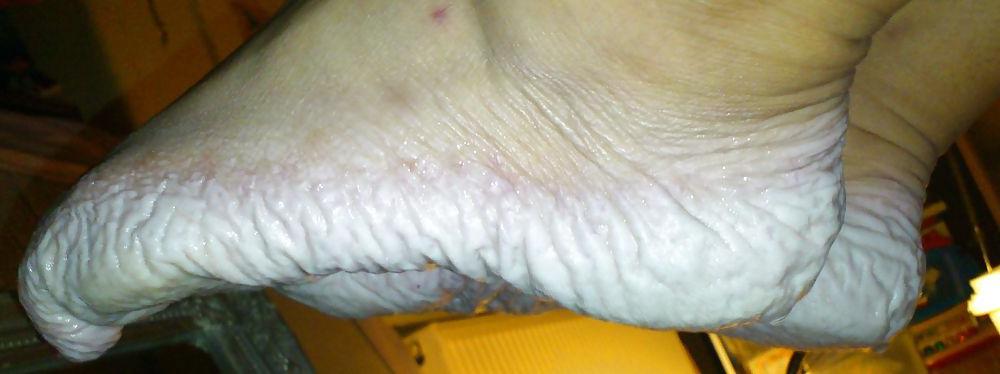 25P Bianca's wet feet