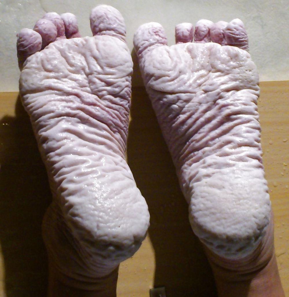 25P Bianca's wet feet