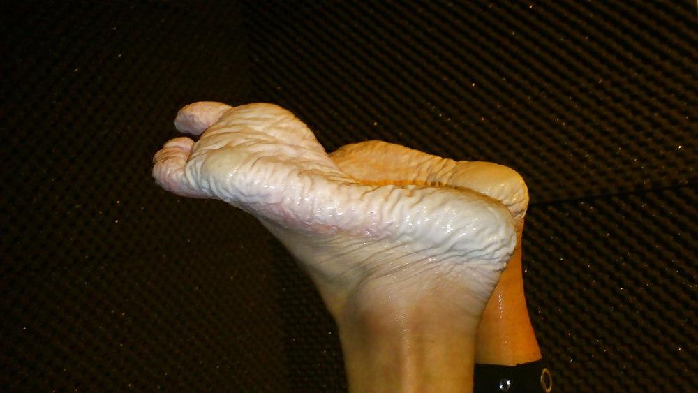 25P Bianca's wet feet