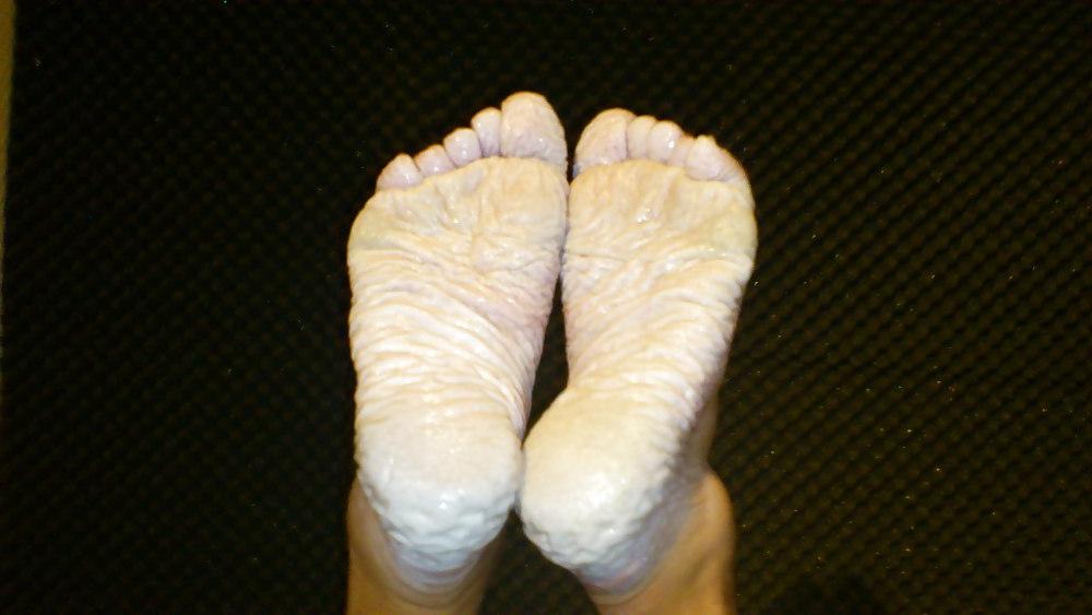 25P Bianca's wet feet