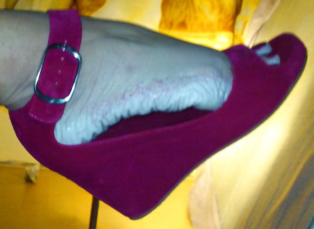 25P Bianca's wet feet