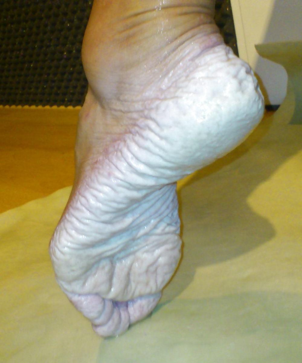 25P Bianca's wet feet
