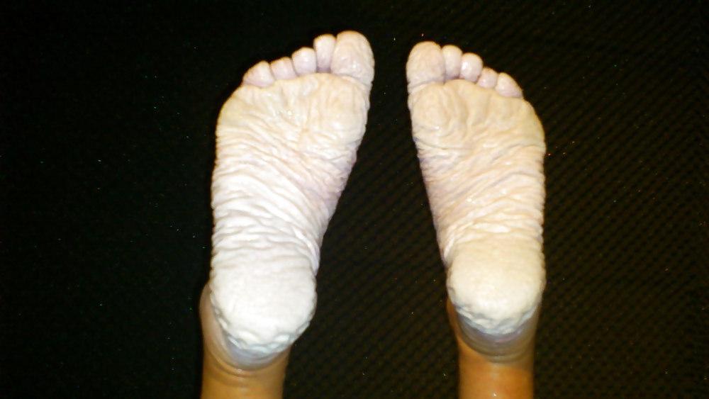 25P Bianca's wet feet