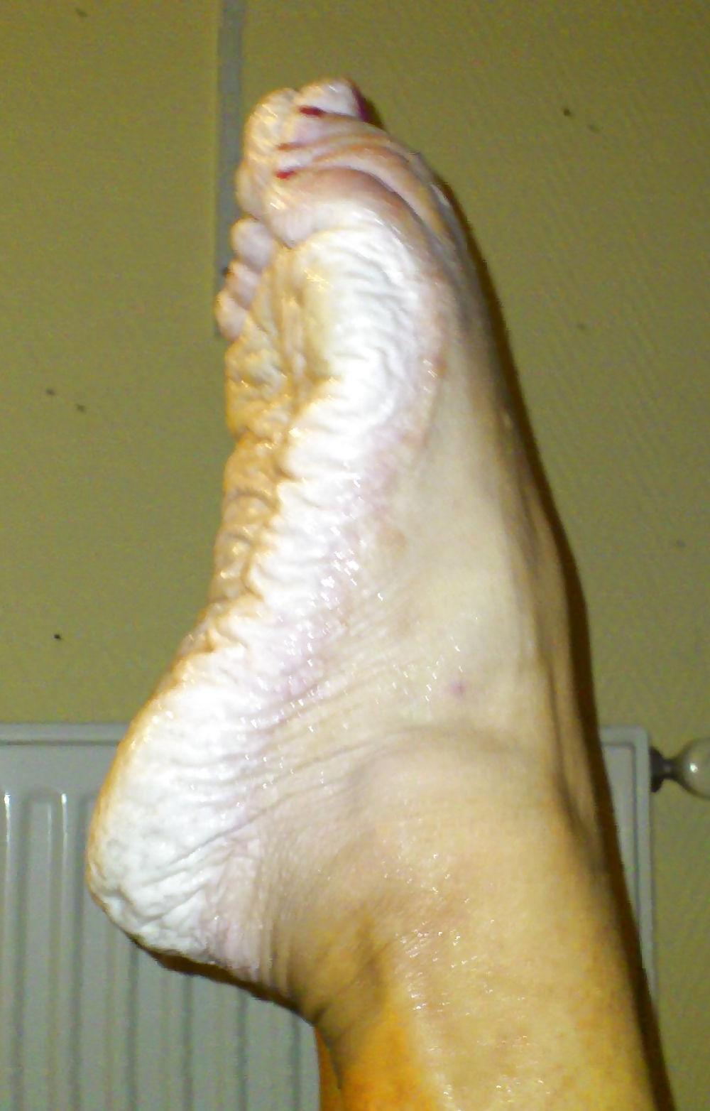 25P Bianca's wet feet