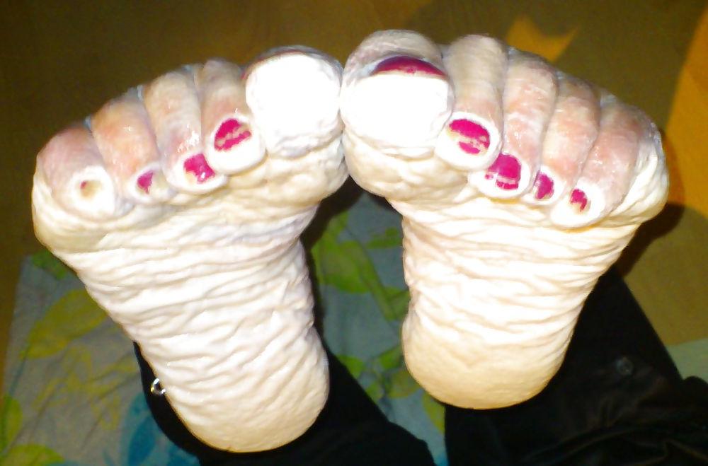 25P Bianca's wet feet