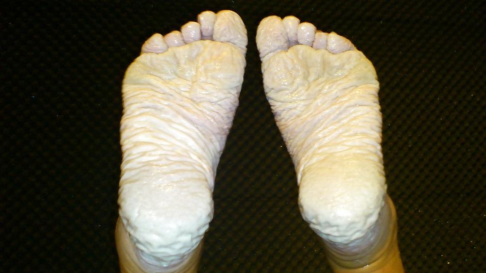 25P Bianca's wet feet