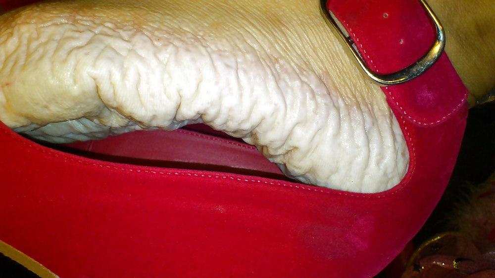 25P Bianca's wet feet