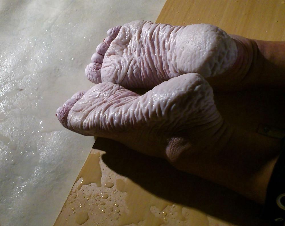 25P Bianca's wet feet