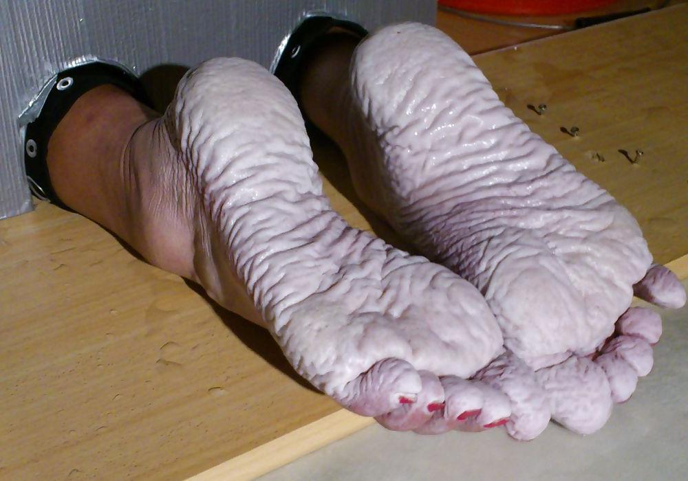 25P Bianca's wet feet