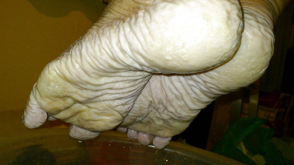 25P Bianca's wet feet