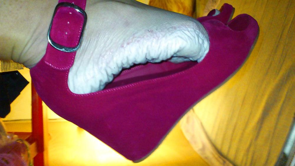 25P Bianca's wet feet
