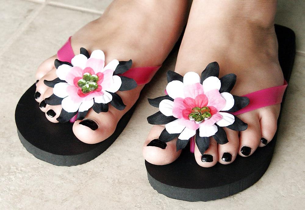 21P Feet flip flops