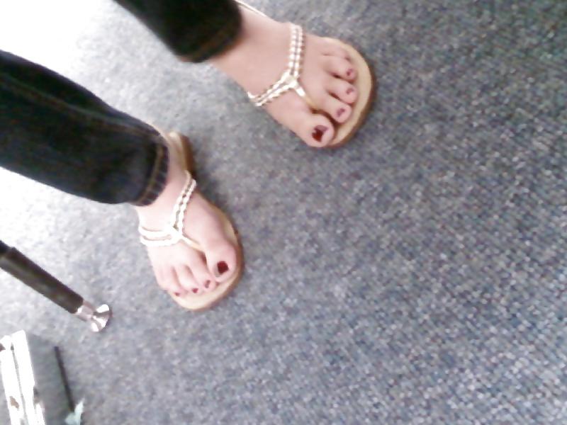 21P Feet flip flops