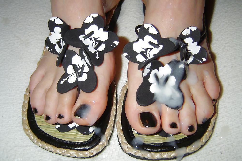 21P Feet flip flops