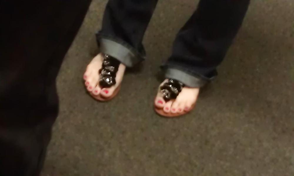 21P Feet flip flops