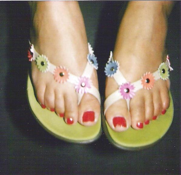 21P Feet flip flops