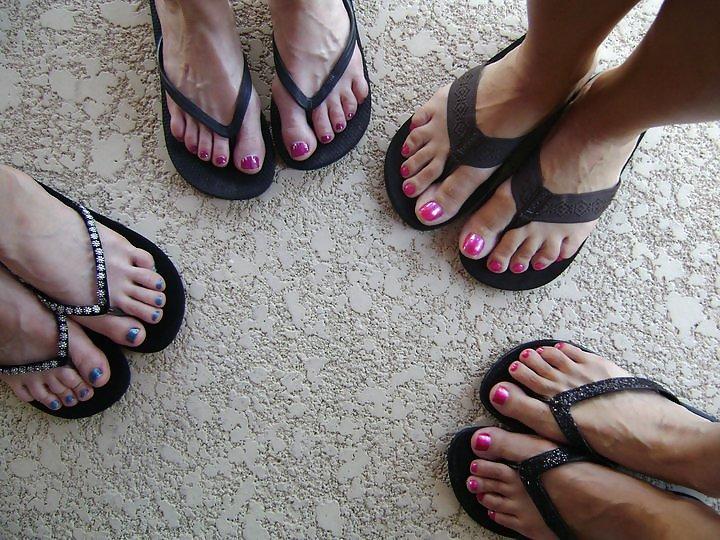 21P Feet flip flops