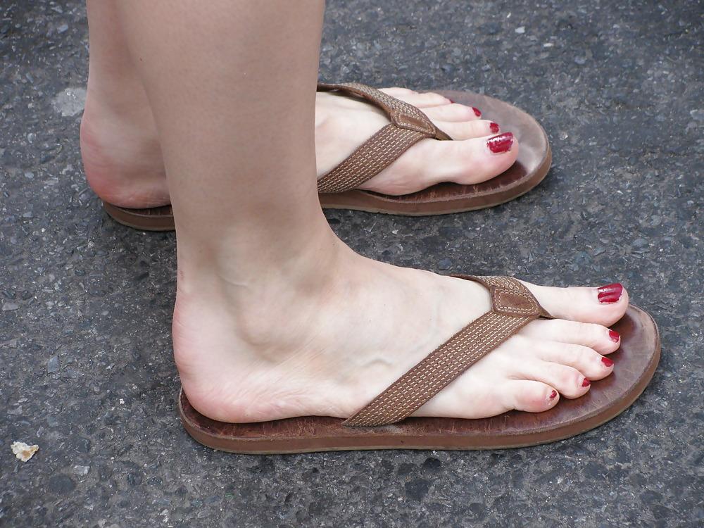 21P Feet flip flops