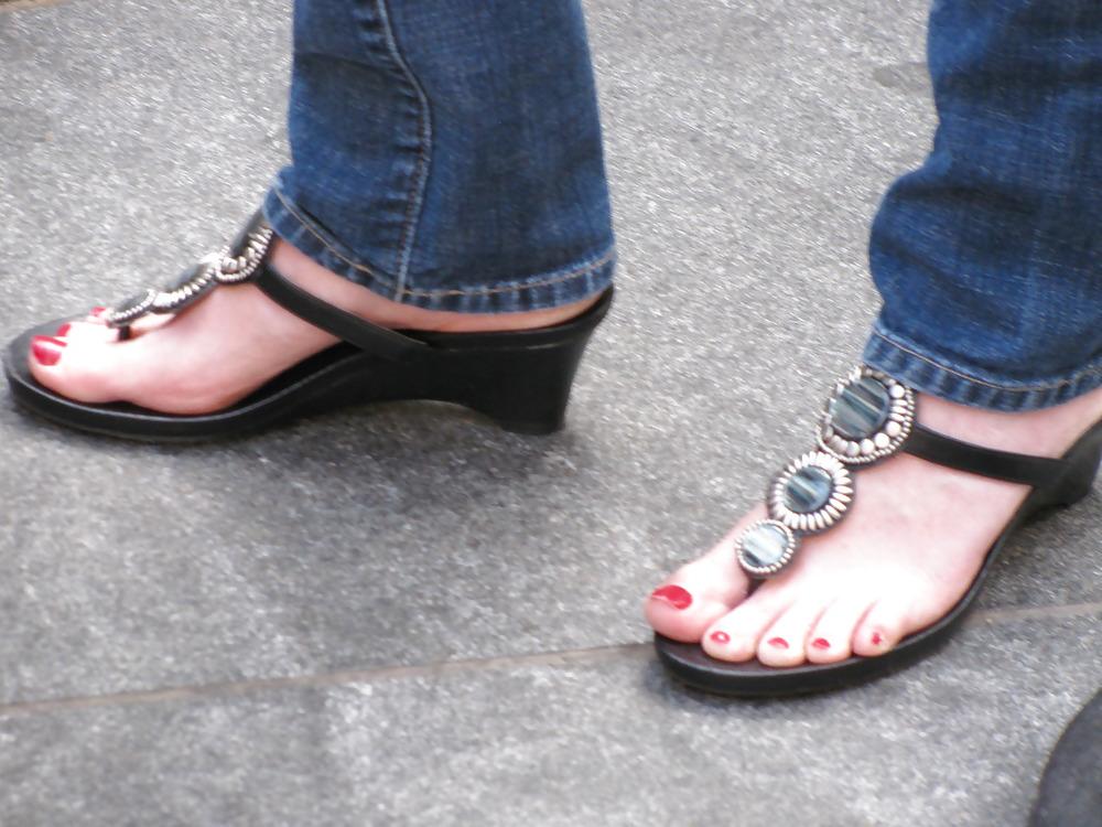 21P Feet flip flops