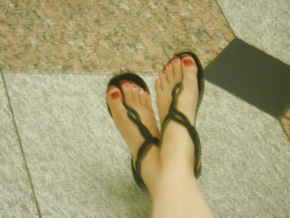 21P Feet flip flops