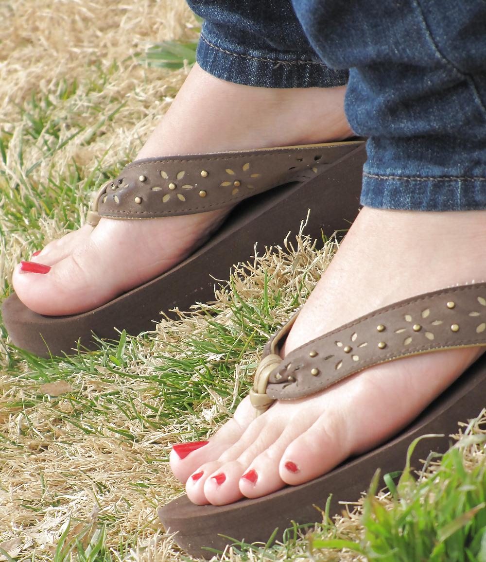 21P Feet flip flops