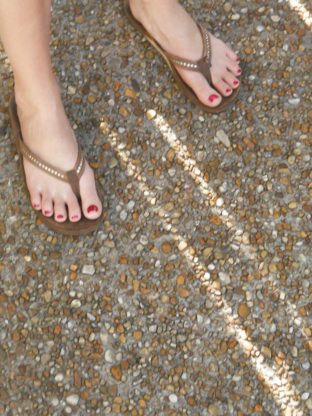 21P Feet flip flops