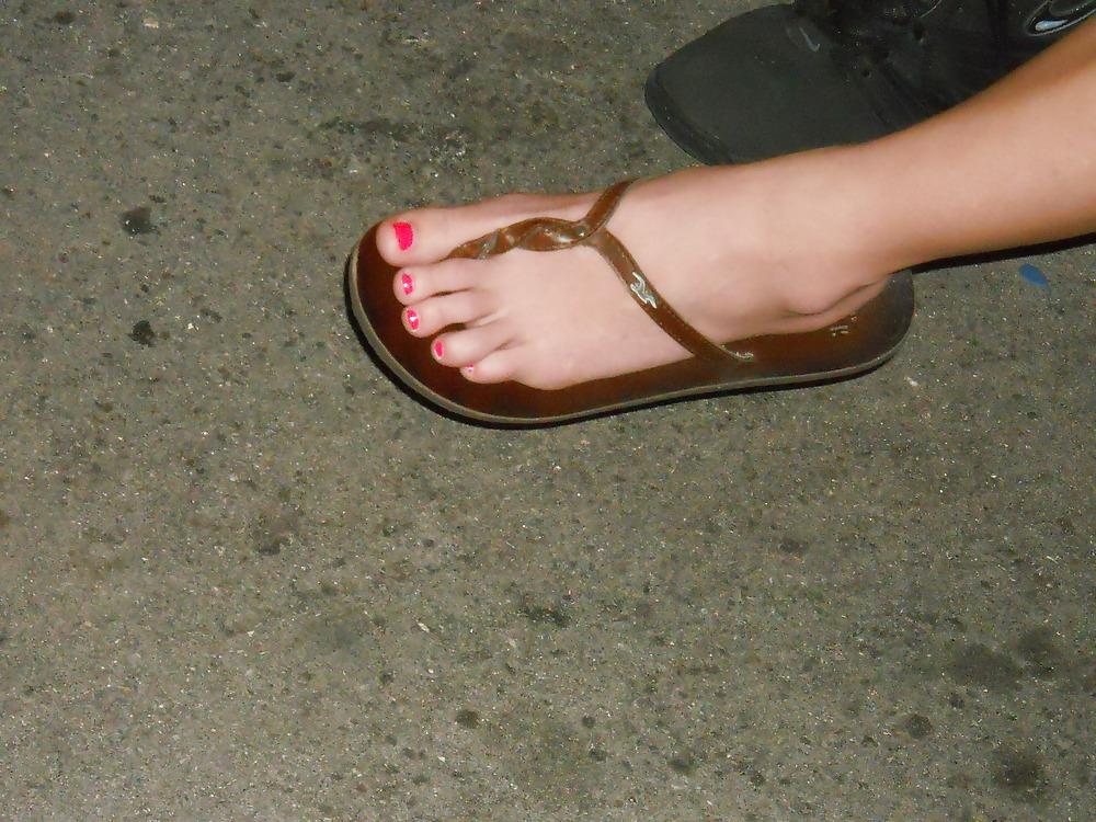 21P Feet flip flops