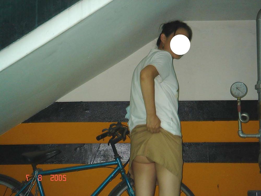 20P Korean teacher flashing in public