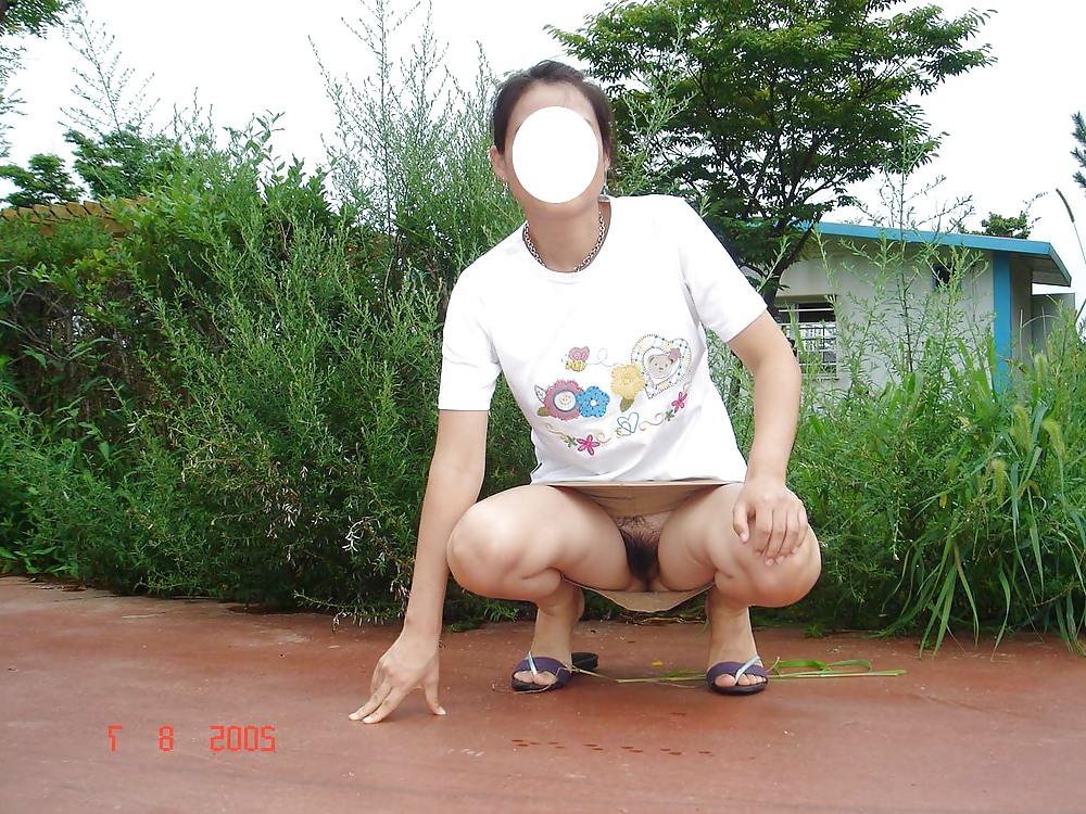 20P Korean teacher flashing in public