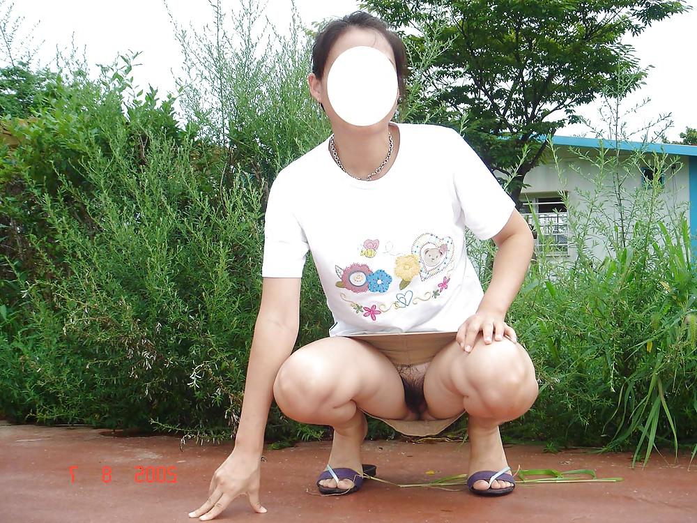 20P Korean teacher flashing in public