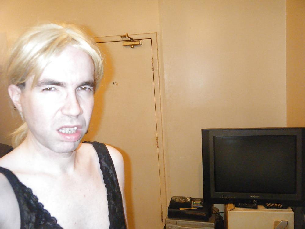 20P Tranny-Schlampe zieht sich aus