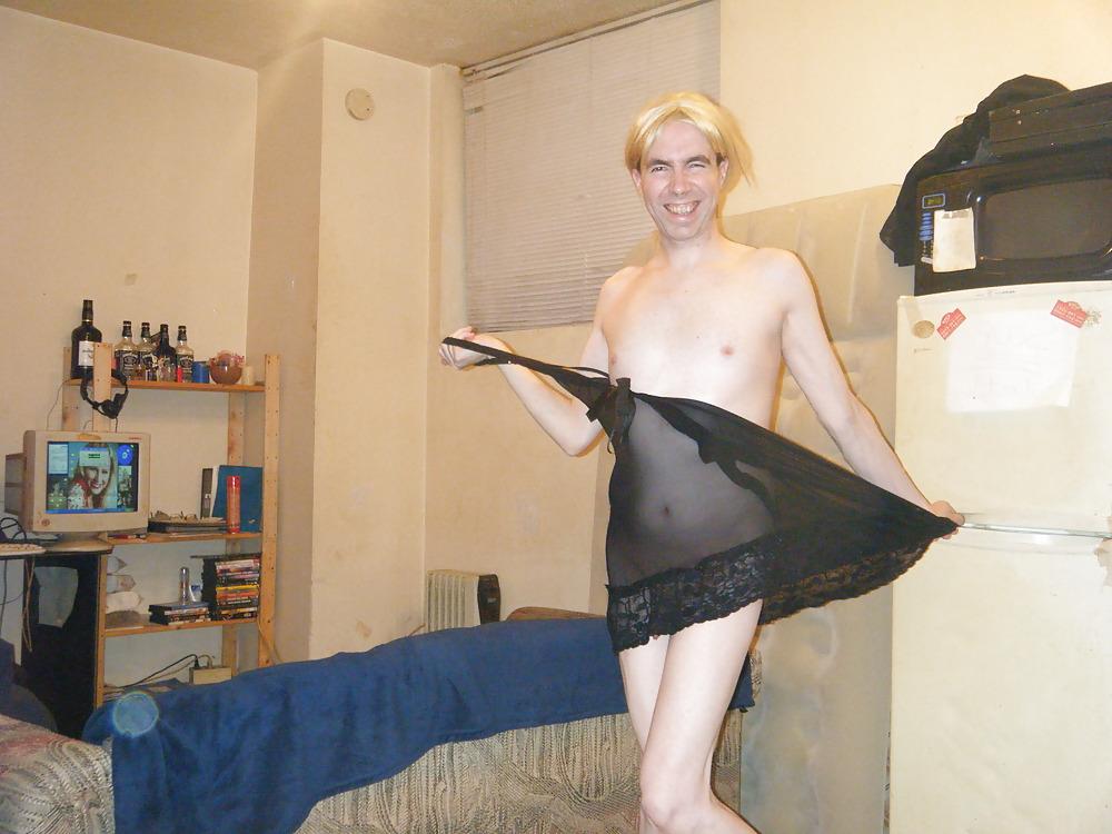 20P Tranny-Schlampe zieht sich aus