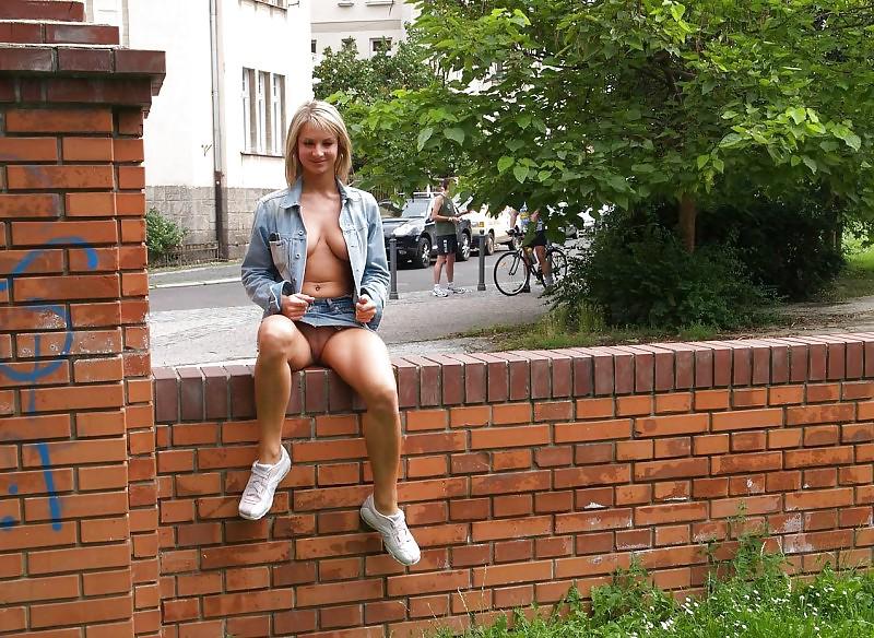 20P Blonde Flash In Public,By Blondelover.