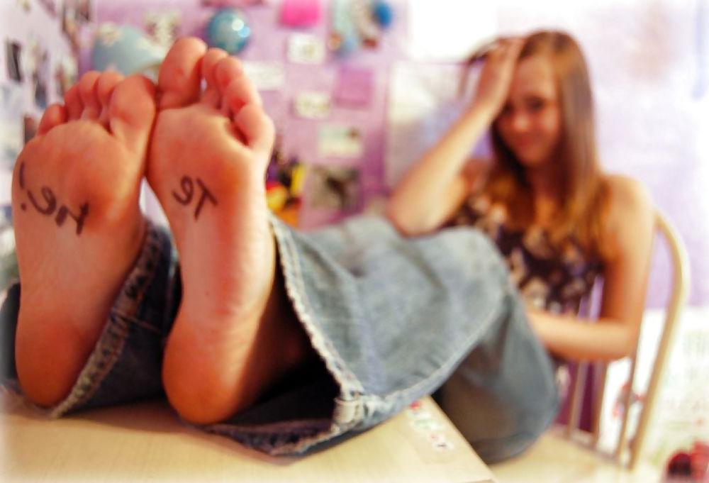 25P Cute feet