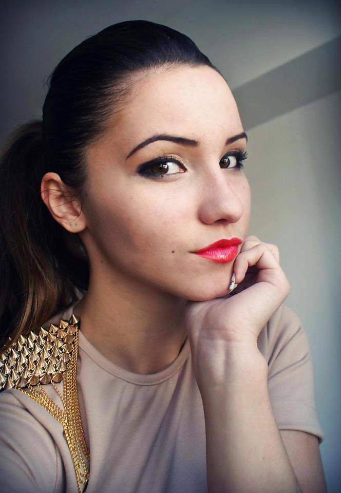 12P My kinky red lips