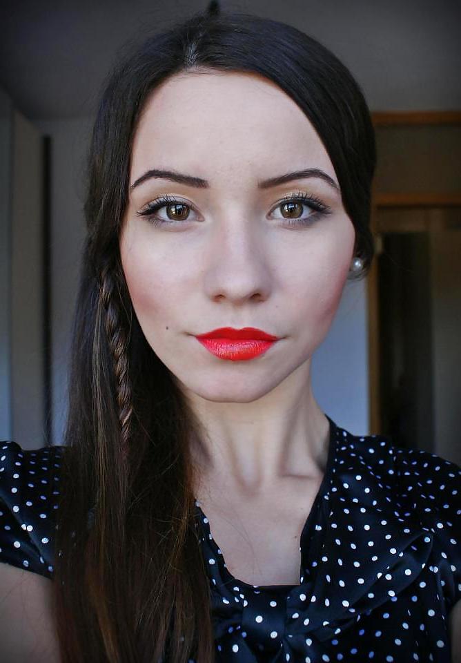 12P My kinky red lips
