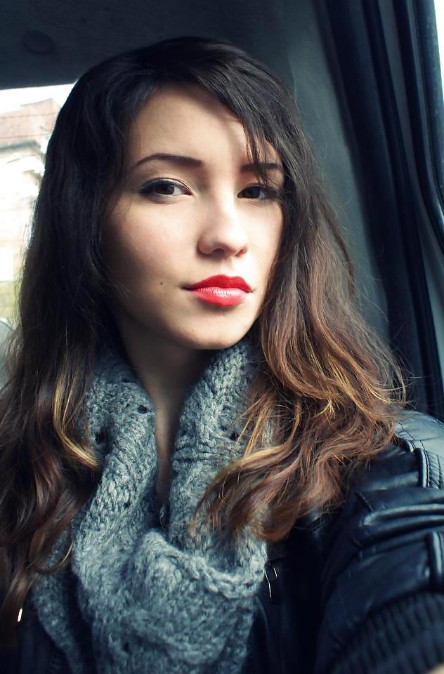 12P My kinky red lips