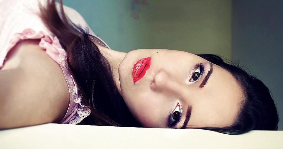 12P My kinky red lips