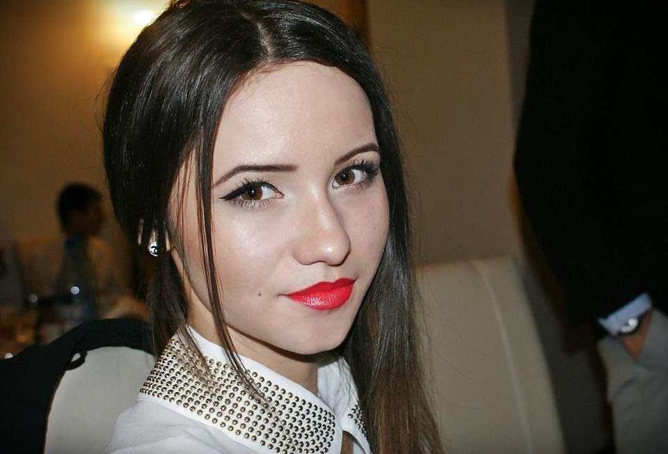 12P My kinky red lips