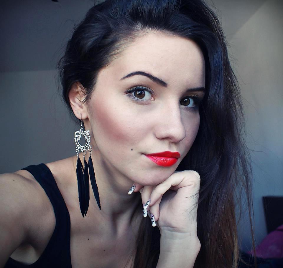 12P My kinky red lips
