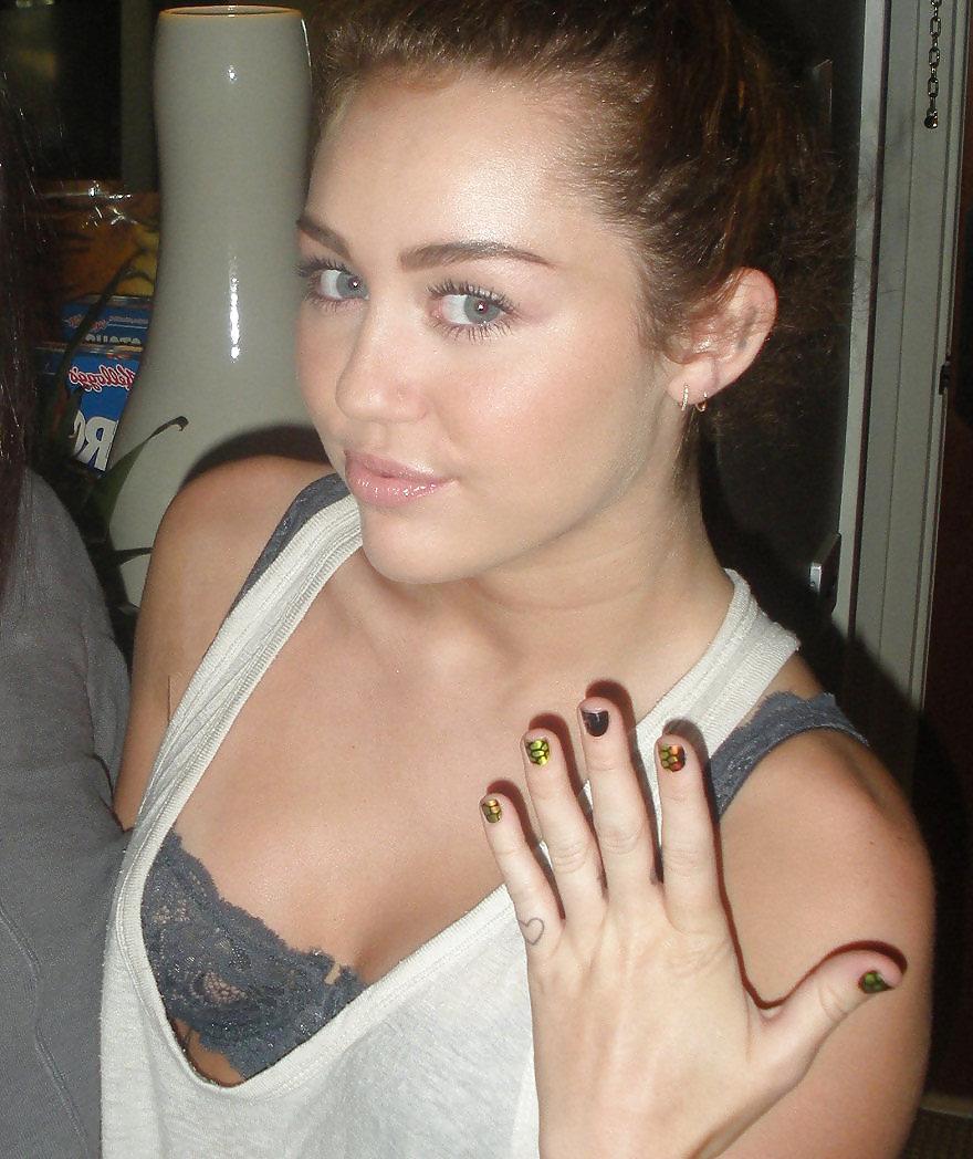 23P Miley Cyrus - Bitch in Heat