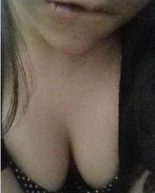 5P Chinese girl takes self pics