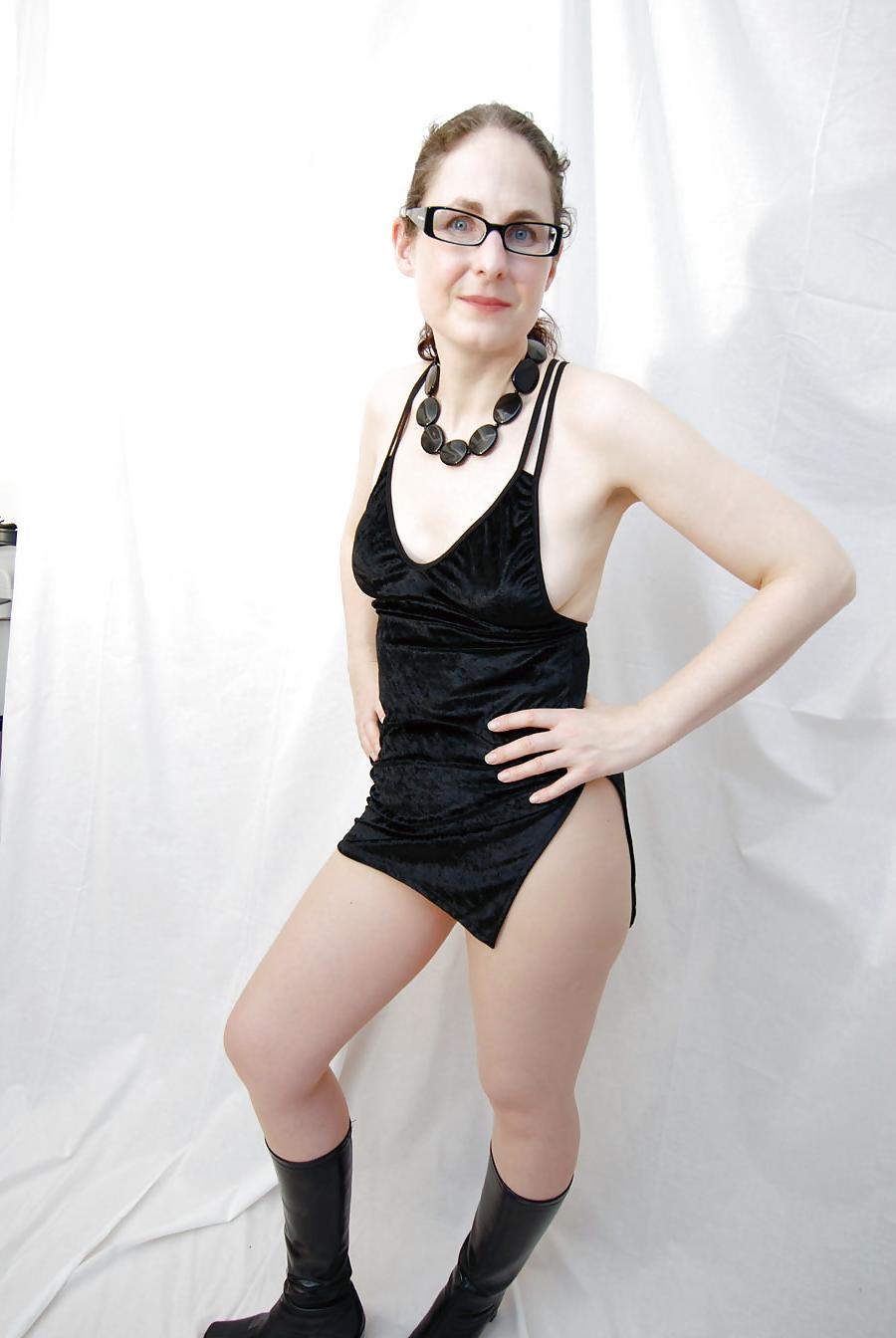 20P A Porn Art Wife with a BIG butt 
