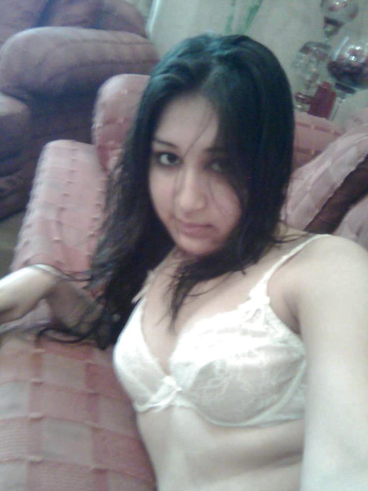 4P Hot Arab Bitch 