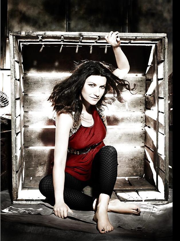24P Laura Pausini Feet